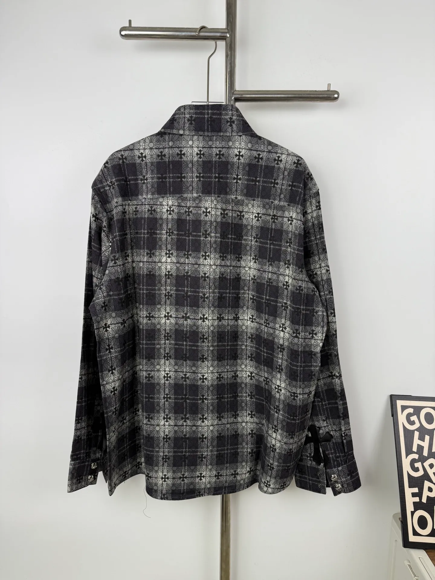 P230 💰Model number B26 Chrome Hearts classic cashew flower cross all-over printed jacquard long-sleeved top couple casual shirt 1️⃣Customized original jacquard fabric, high-quality pure cotton jacquard plaid fabric, soft and comfortable to the touch, a very high-quality fabric! 2️⃣The details of the workmanship are perfectly controlled. The lining is made of vest hemming, and the cuffs are made of double cross leather labels. It is different from the ordinary version. The collar is also designed with interlining, which shows high-end fashion and personality. The style is fashionable, simple and elegant, and it is a very versatile jacket! 4⃣️Complete accessories, all customized with original versions! Same style for men and women Color: cashew black Size: S, M, L, XL